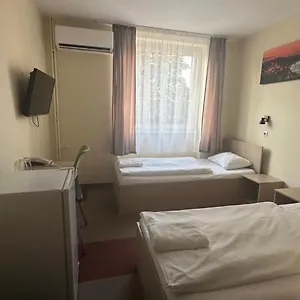 Bed & Breakfast Free Parking, Free Breakfast, Only 15 Minutes To Center, Boedapest